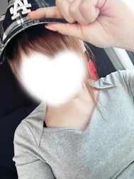 중얼거린다...