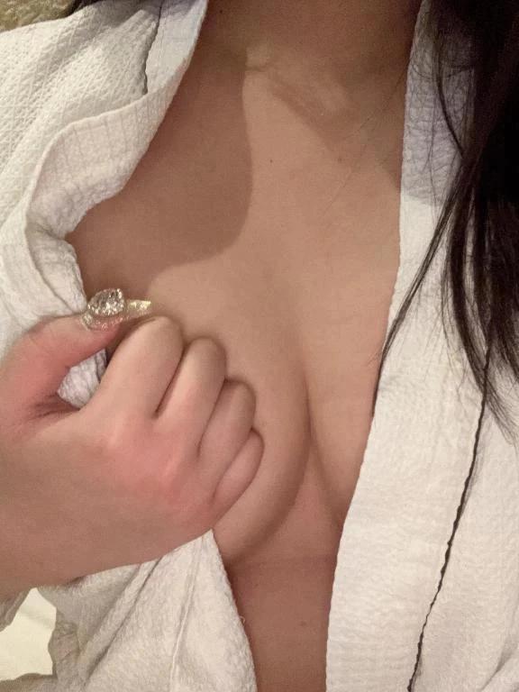 손목을 잡고 벽에 밀어...♡