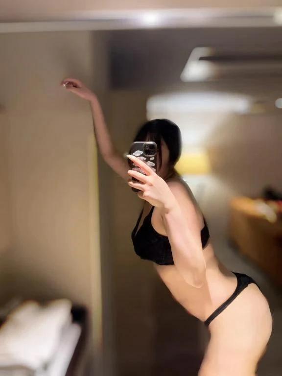 귓가에 숨을 불어 넣으면서
