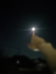 흠