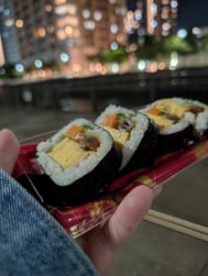 야경을 보면서 김 감기.