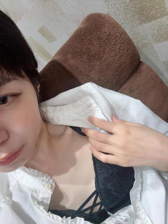 별로 달콤한 제복 차림으로 갈아 입는다.